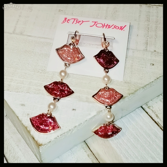 Betsey Johnson Mismatched Glitter Lips Earrings - Picture 3 of 10